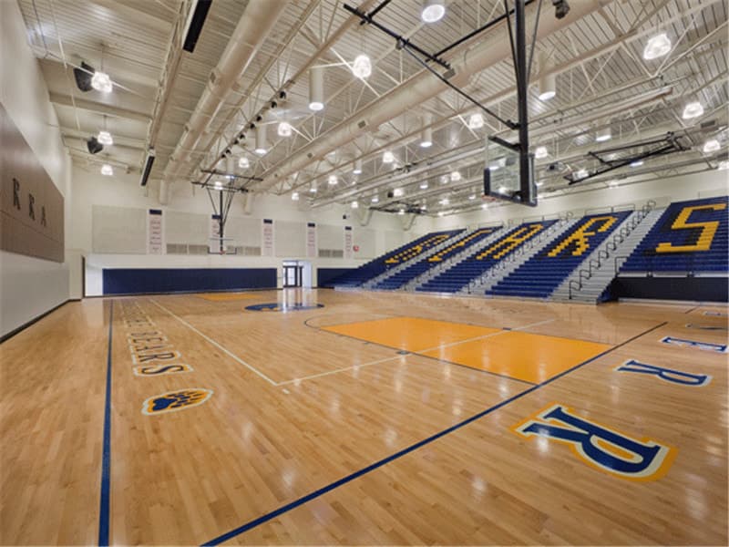 中国留学生在机场地板上睡一夜，那一定是木地板