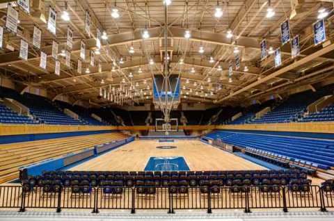 活动中心铺了运动木地板，受大妈们追捧