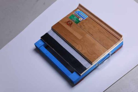 不可将打蜡技术运用到体育馆运动木地板场地中