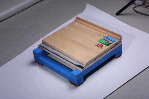 和龙篮球地板怎么粘