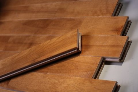 篮球场木地板哪个好