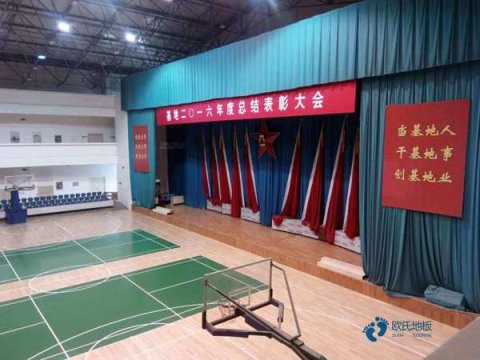 兰州羽毛球场地的地板