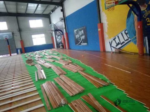 大庆一个篮球在地板上