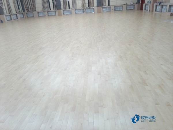 用哪种专业体育地板