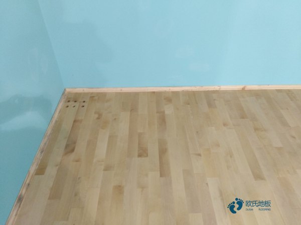 篮球木地板泡水