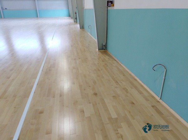 篮球木地板泡水