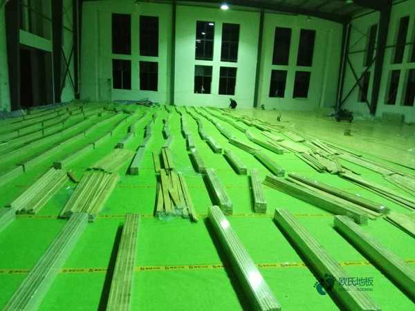 普通体育场地木地板施工团队