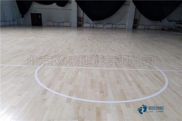 45度斜铺龙骨篮球场地板安装公司