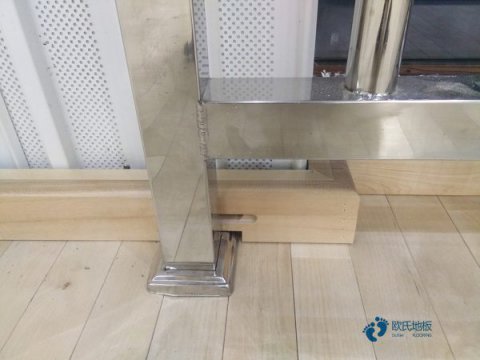 学校篮球馆铺装什么地板比较好