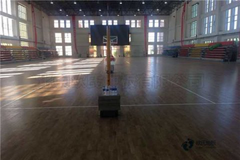 大雪挡不住运动木地板送货的步伐