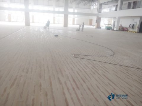 这样的运动木地板不适合翻新