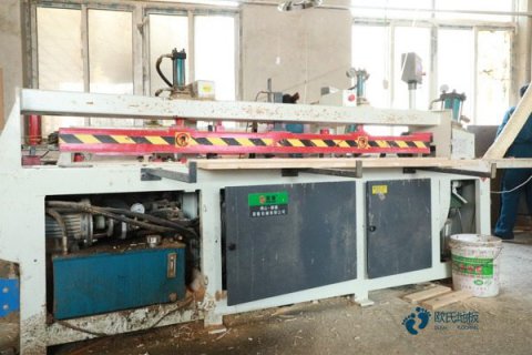 运动木地板老师傅是怎么刷漆的