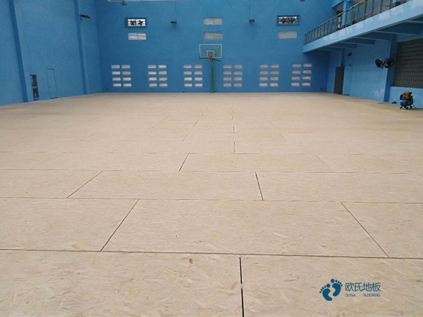 如何避免篮球场木地板起拱