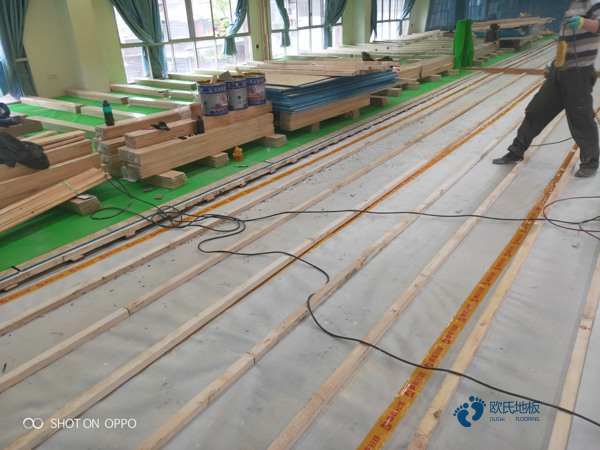 运动木地板踩上去为什么会空响