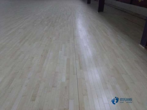 运动木地板并不是颜色越浅就越不耐脏