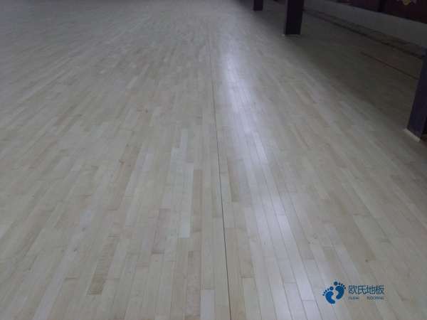 运动木地板并不是颜色越浅就越不耐脏