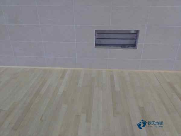 运动木地板并不是颜色越浅就越不耐脏