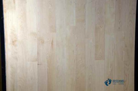 体育馆运动木地板颜色不一样