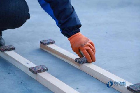 篮球场木地板油漆施工现场