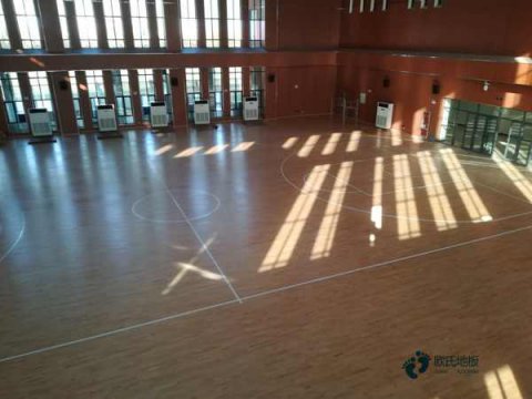 大学篮球运动木地板施工团队