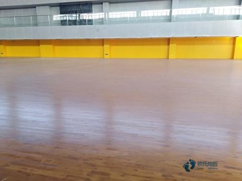 篮球场铺实木地板