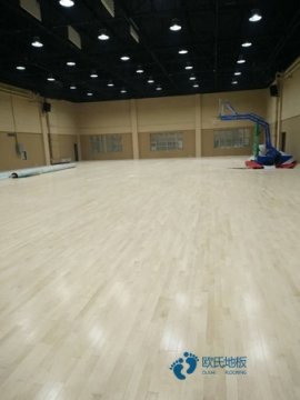 篮球场用什么木地板