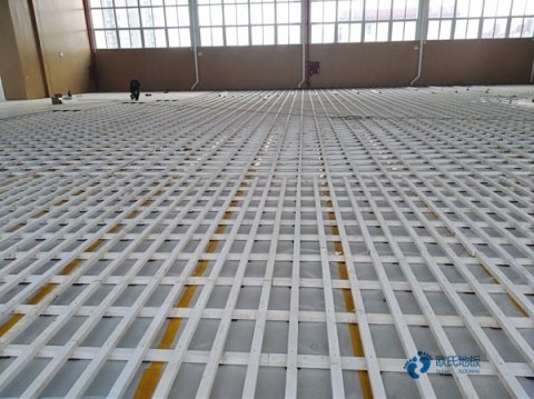 大学运动体育木地板施工队