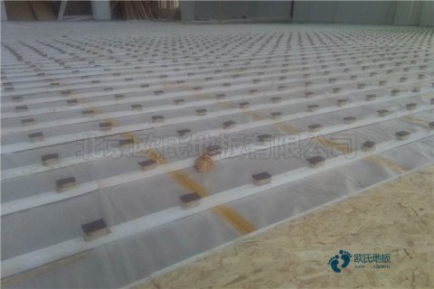 国产篮球地板施工队