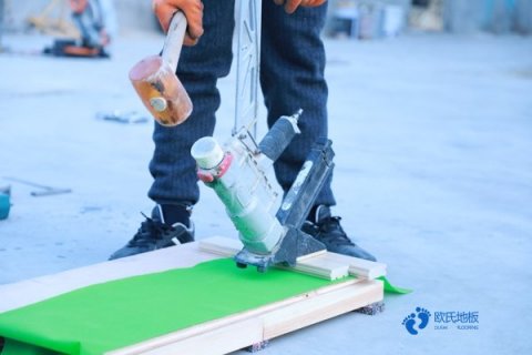 学校篮球木地板生产的工作环境