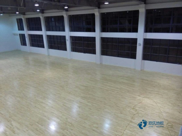 较好的运动篮球木地板价格
