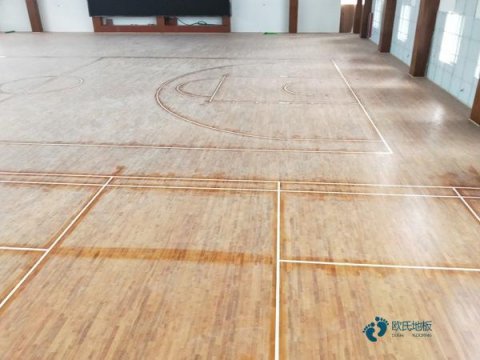 大学运动地板施工队