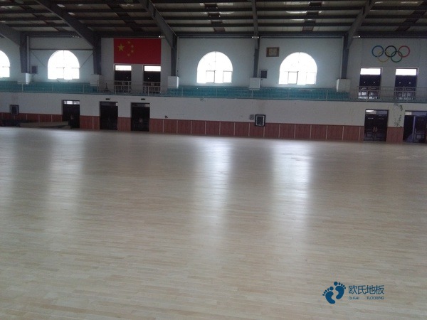 学校篮球馆地板施工队1