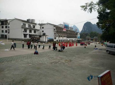 双龙骨篮球地板清洁保养